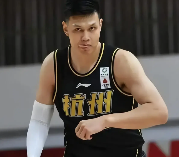 许钟豪可能做梦都没想到，自己居然成了中国男篮亚洲杯的功臣？正是因为自己在亚冠比赛