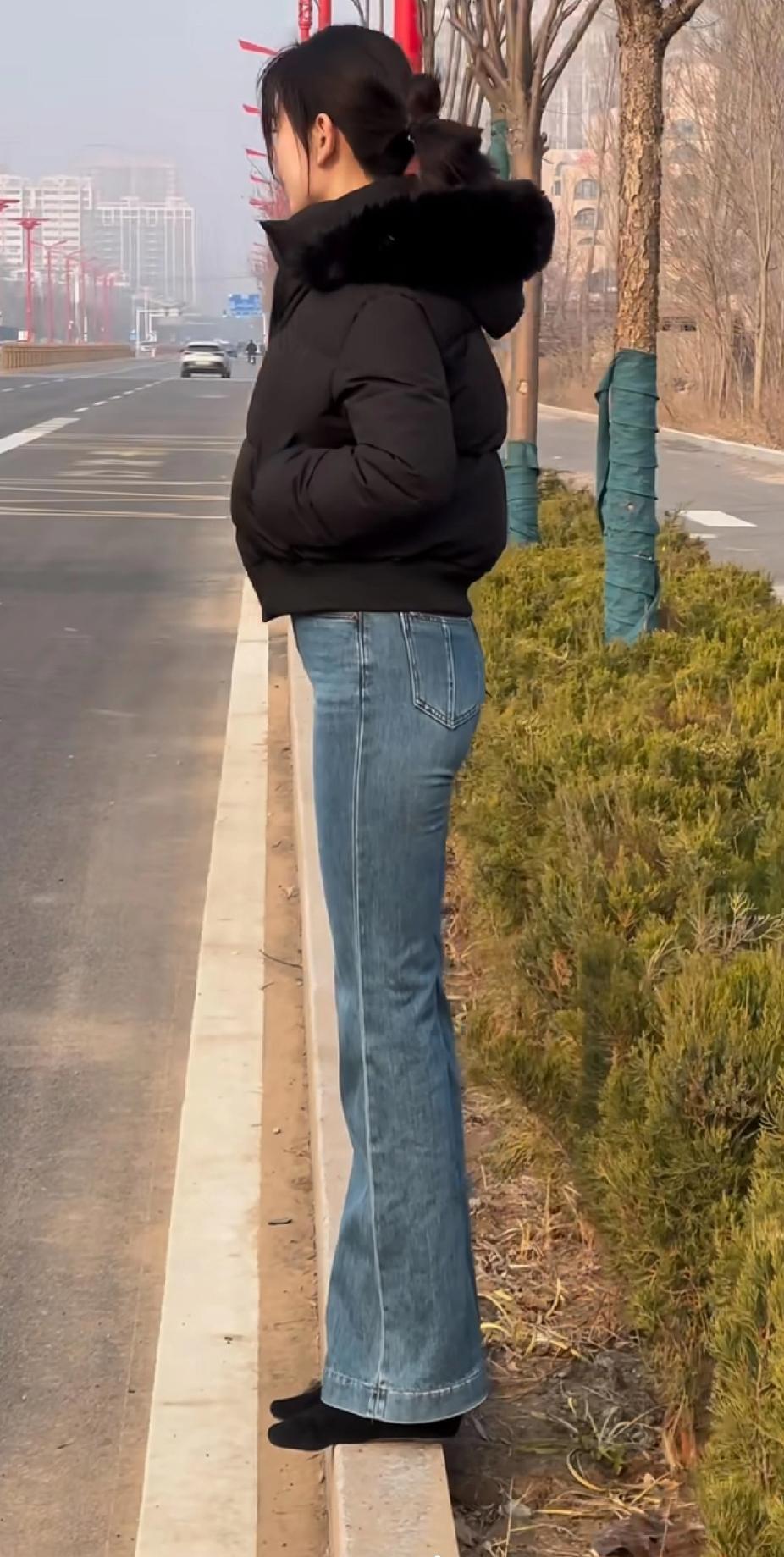 经典牛仔裤想搭得简约又时髦，得看版型选搭配。铅笔裤适合偏瘦的“竹竿型”身材，配