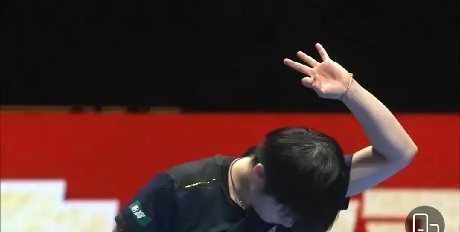 打破53年纪录！孙颖莎再创三连冠神话，赛后细节太戳人昨天蹲完孙颖莎比赛的球迷，