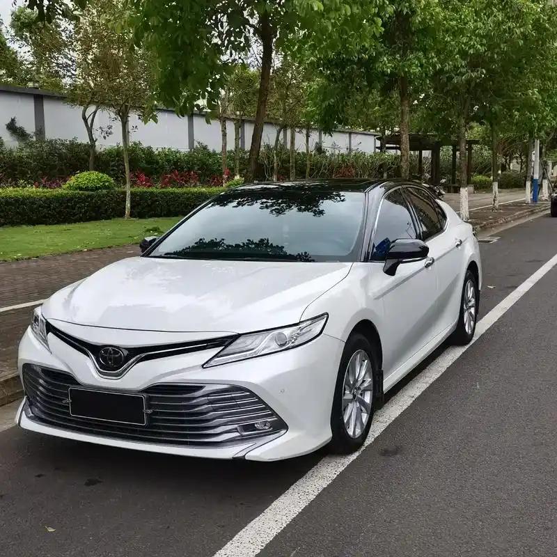 ‌丰田凯美瑞‌：作为经典燃油B级车，凯美瑞以低油耗和可靠品质著称，其双擎混动版本