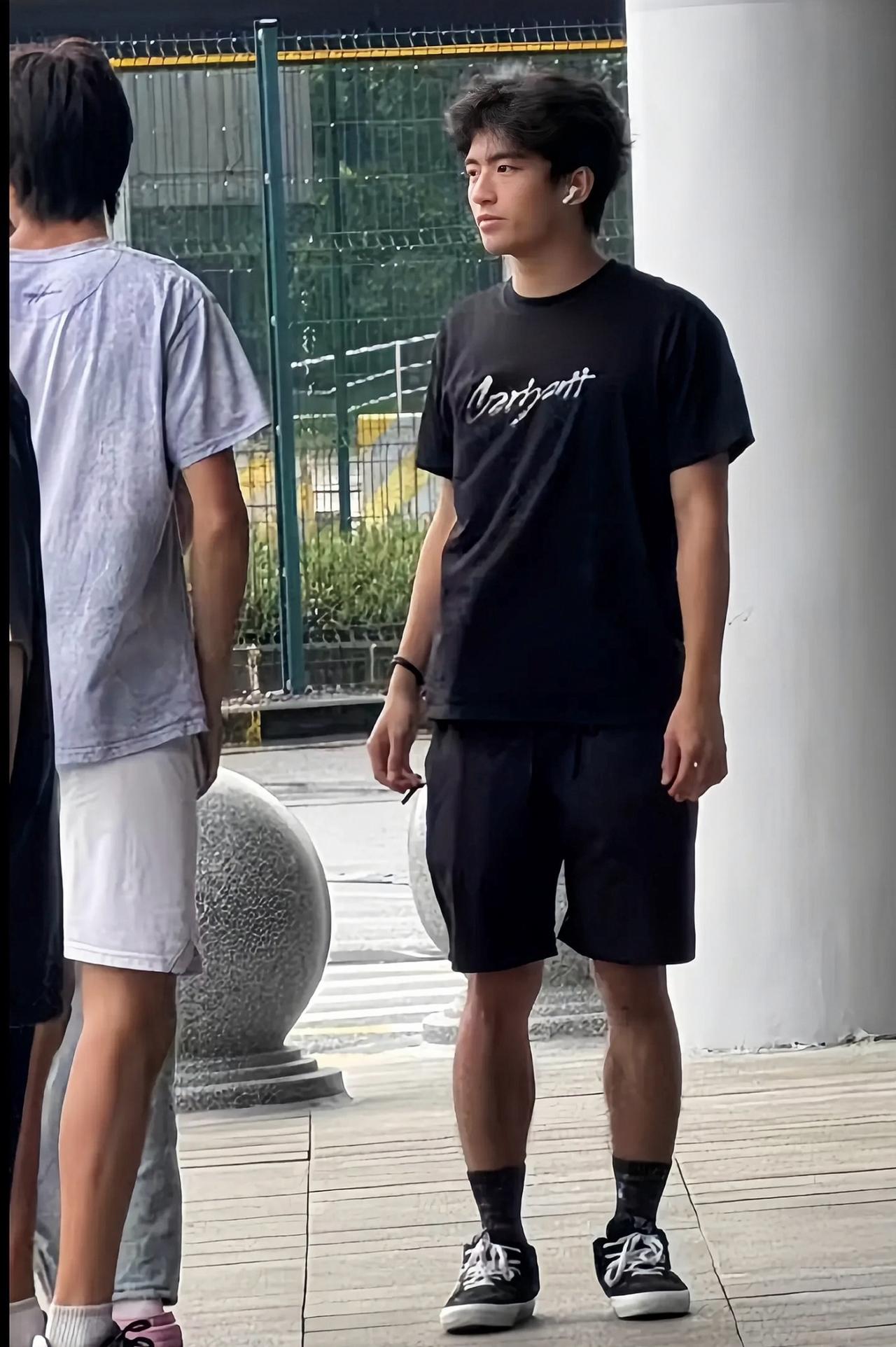 谢霆锋的儿子近照，他与同学现身深圳口岸的画面。谢振轩是谢霆锋的长子，长得有点