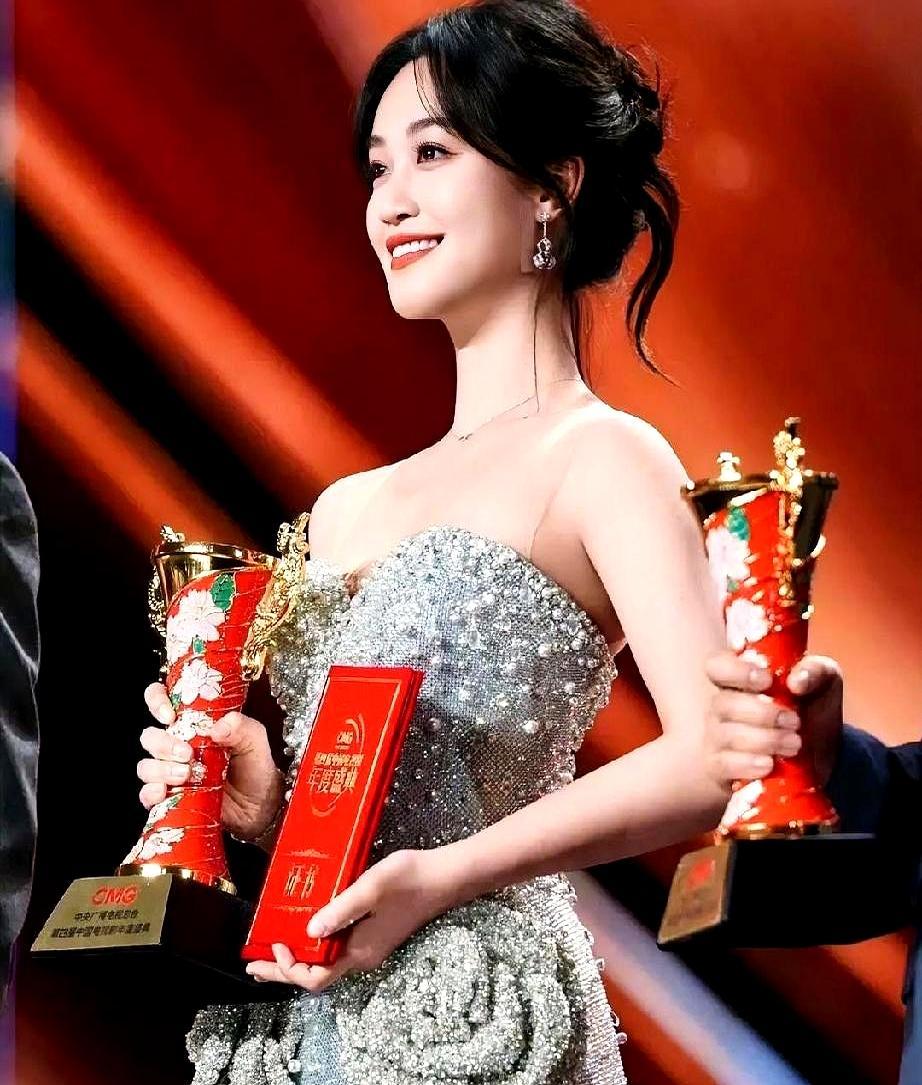 曾被群嘲“用力过猛”的蓝盈莹，扭头就被央视请去，拿了个大奖。她一个人，成了