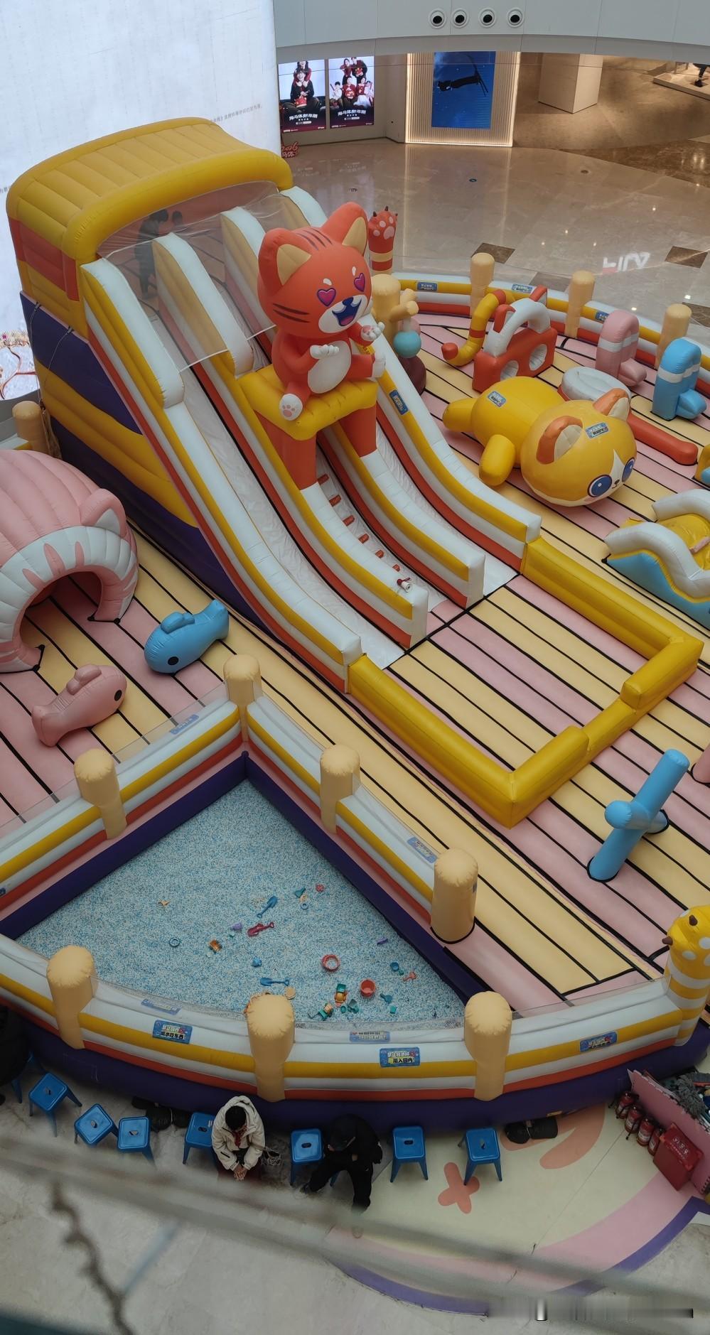 自媒体时代搞垮一个店有多快？楼下的充气堡儿童乐园，那叫一个火爆！每天几十个