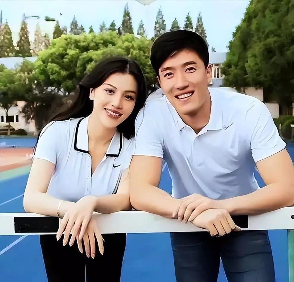 和刘翔离婚后选择和母亲住在一起。这其实是个挺温暖的选择。在经历一段婚姻的结束后，