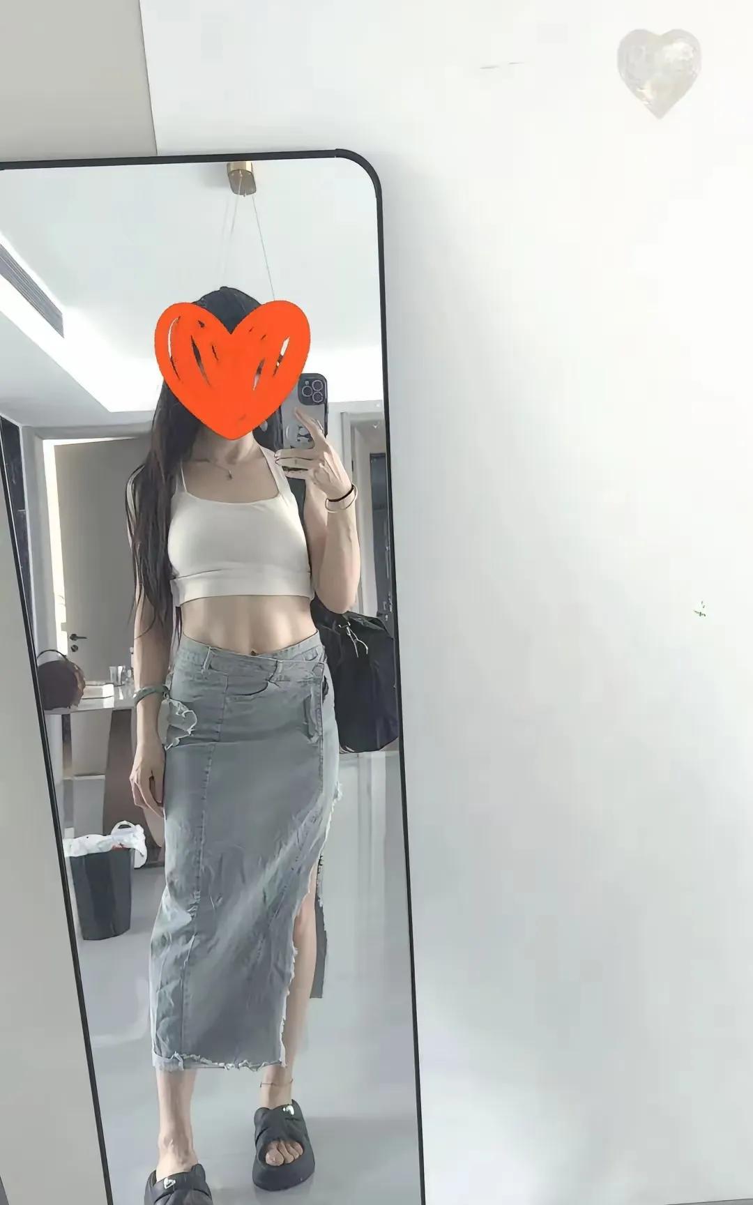 41岁的“少女”在此，肚子很平坦，评论区里，感受到了女性对于身材满满的胜负欲。