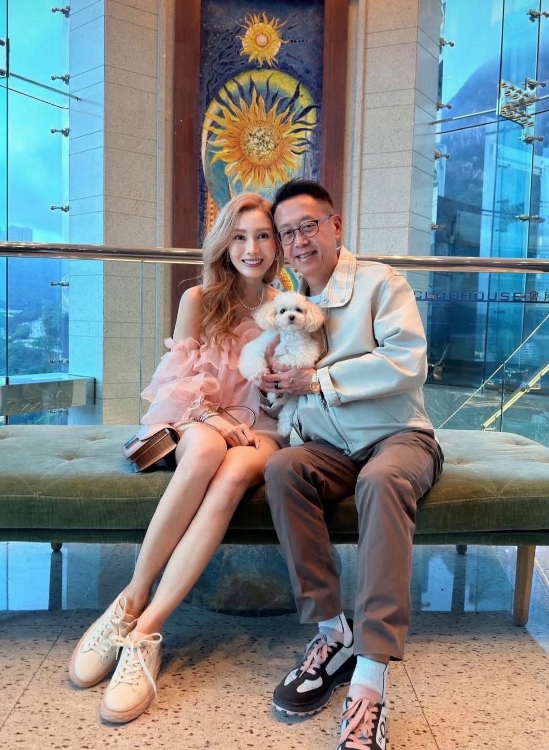 56岁李嘉欣和老公宅家庆生，穿1万2粉裙背80万爱马仕，染金发似少女