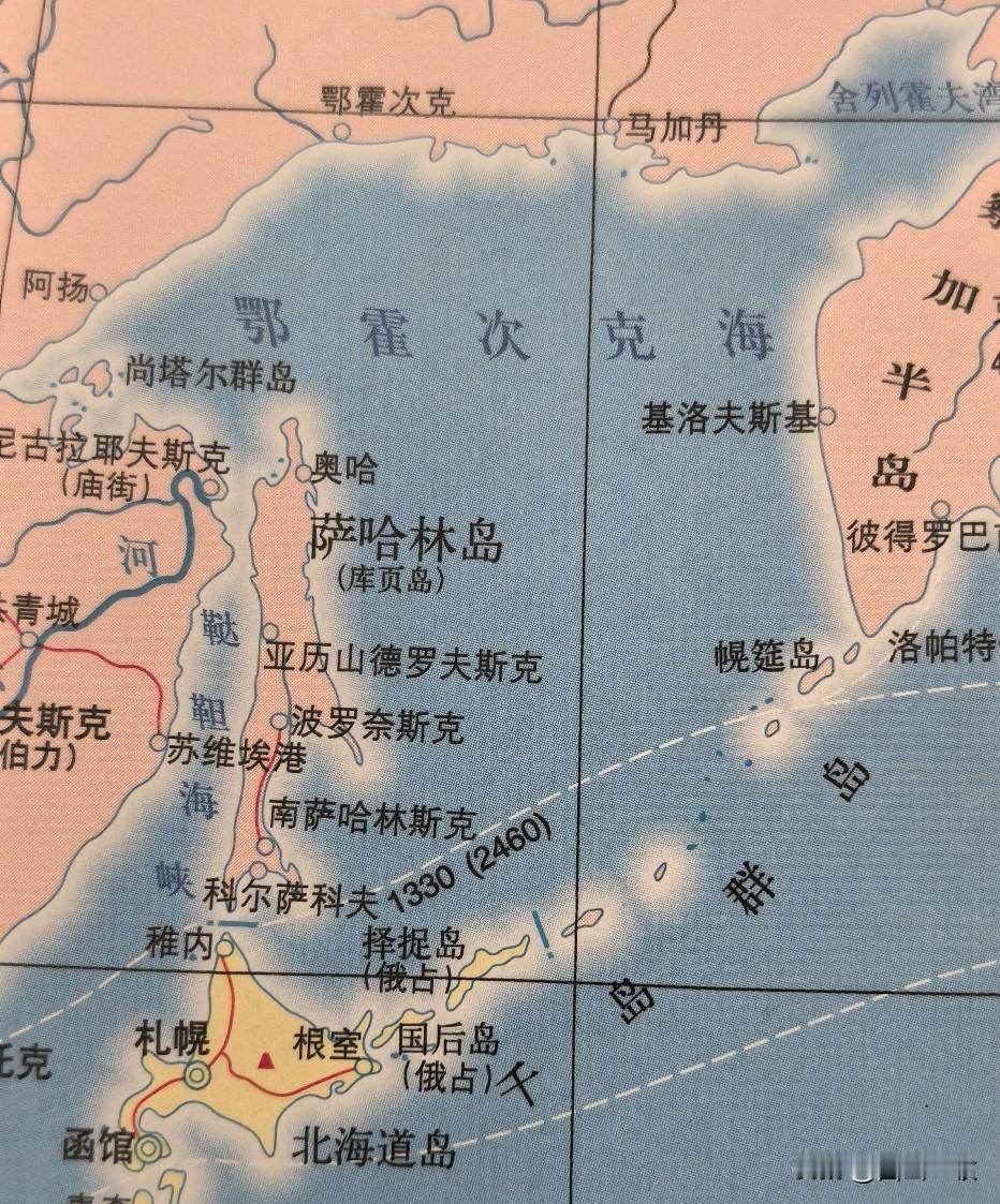 全球最大的单个国家内海应该是俄罗斯的鄂霍次克海，如果要求深入内地，则是加拿大的哈