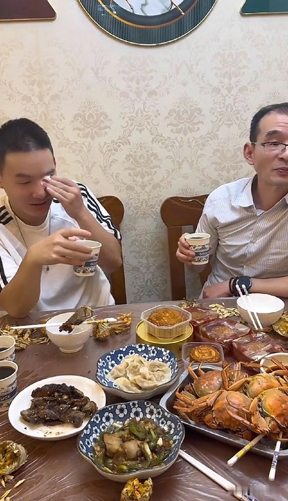 感觉谢浩男跟他的爸爸谢岳在一起，更加放松自在。看看这爷俩儿在饭桌上的状态，性情了