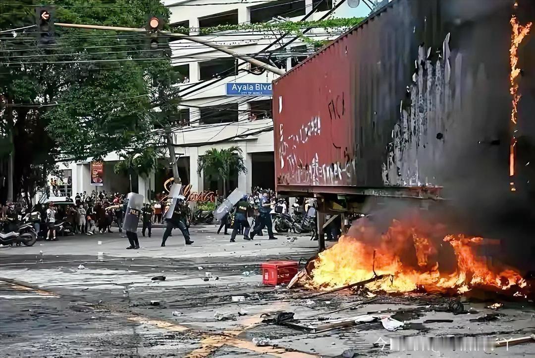 小马科斯本想靠查5450亿比索防洪贪腐案立人设，结果前议员扎尔迪直接甩出27箱现