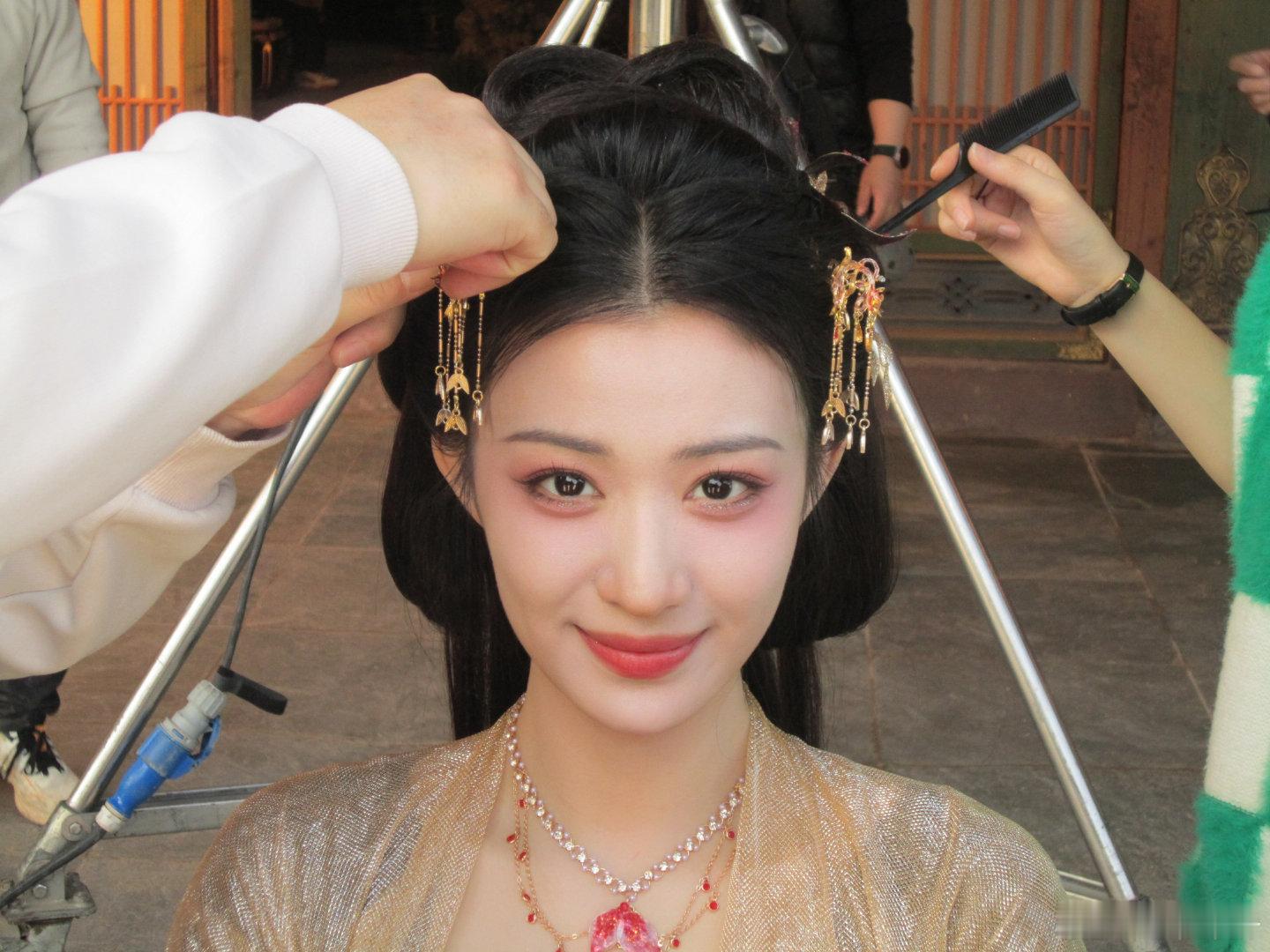 王楚然比眼泪先来的是演技《成何体统》里王楚然演的庾晚音，面对困境时眼神坚定又带着