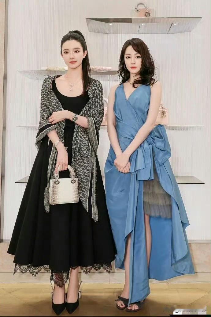 迪丽热巴同框被素人富婆小姐姐碾压？其实根本谈不上秒杀。左侧素人小姐姐气质温婉大