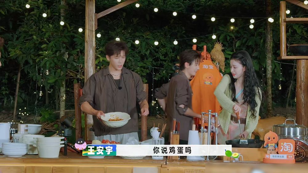 王楚然把一锅鸡蛋炒成了黑炭，还问蛋怎么黑了。贾冰直接怼：那是糊了。她不管，端着盘子就找人试吃。白敬亭