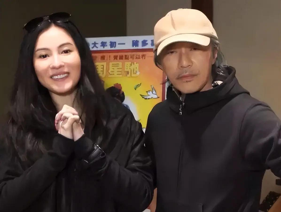 发现了吗？张柏芝有点不对劲，往日在镜头前说话直来直去，想到什么就表达什么，