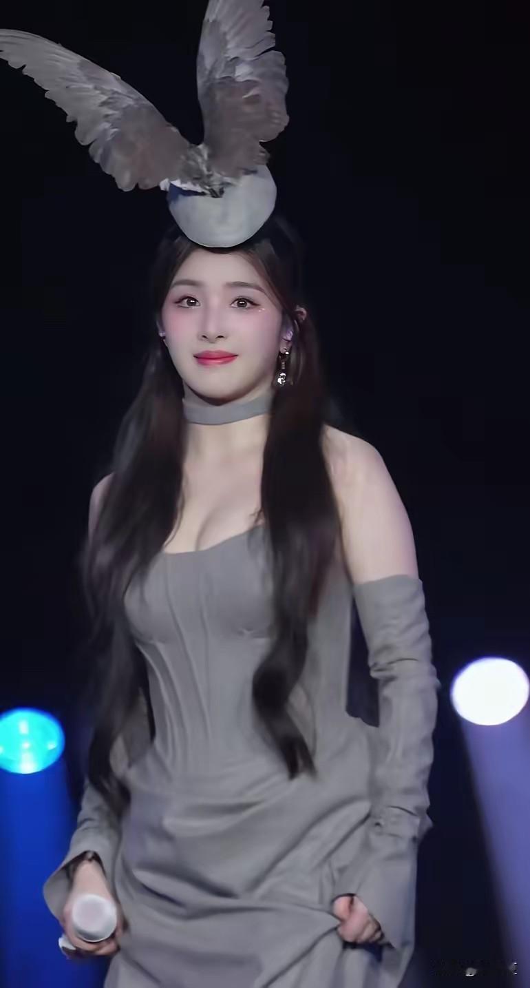 张含韵，又被造黄谣了！ 她穿着一身温柔的灰色长裙，重拾浪姐初舞台的《Wond