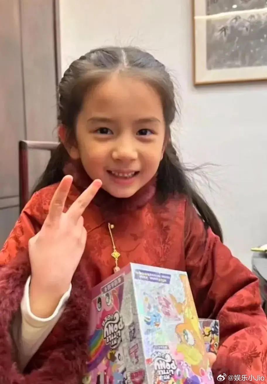 第一次见郭富城女儿的正脸照两个小姑娘号称是星二代天花板颜值，蛮可爱的，感觉大女儿