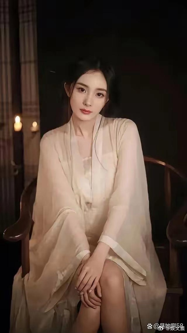 杨幂禁欲风写真氛围感拉满，优越身段尽显，惊艳程度让网友纷纷直言美得让人移不开眼。
