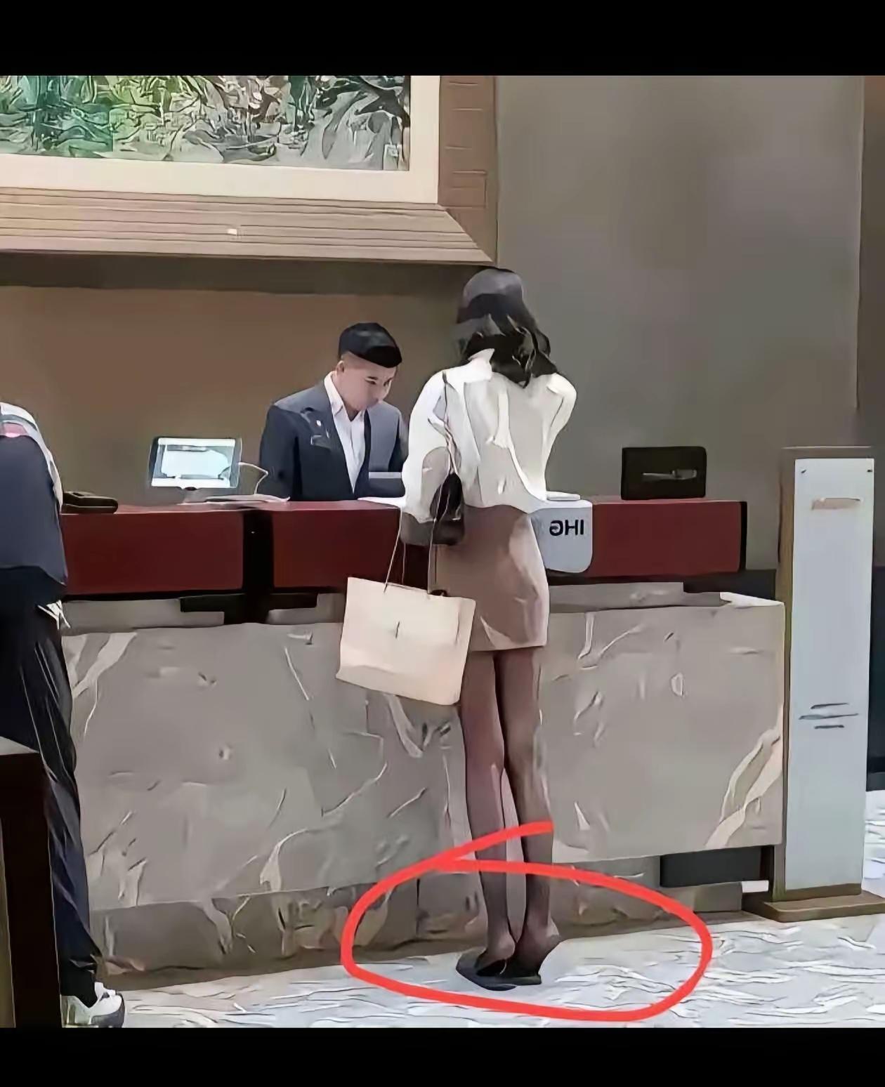 这是高跟鞋👠穿习惯了的后遗症吗？感觉这个女孩也不矮，没必要踮起脚啊！