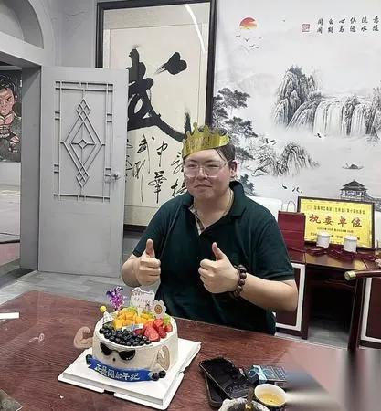 向佑开账号了。全家集体装瞎。你敢信这是亲父子亲兄弟？他刚注册就第一时