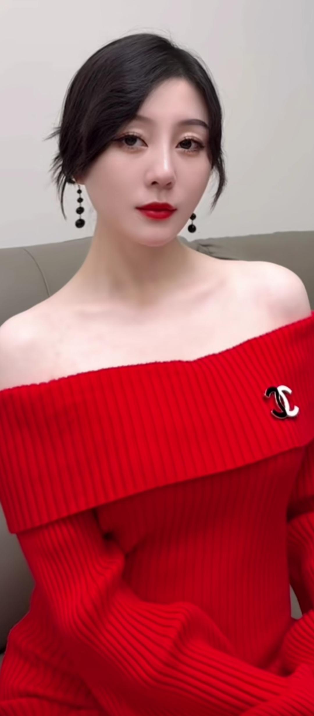 红衣少女，时尚穿搭，尽显优雅气质！