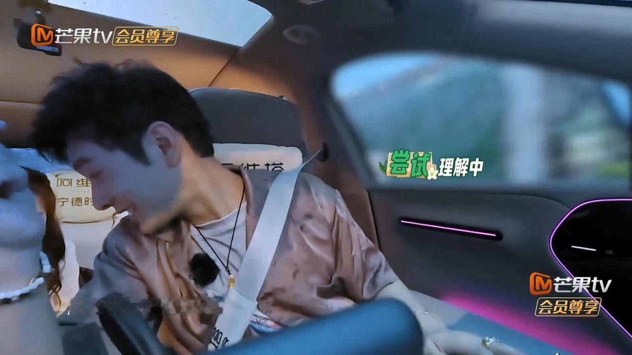 昆凌这样一说，黄晓明顿时“宕机”，久久没有反应过来。昆凌与姜妍为了白天集