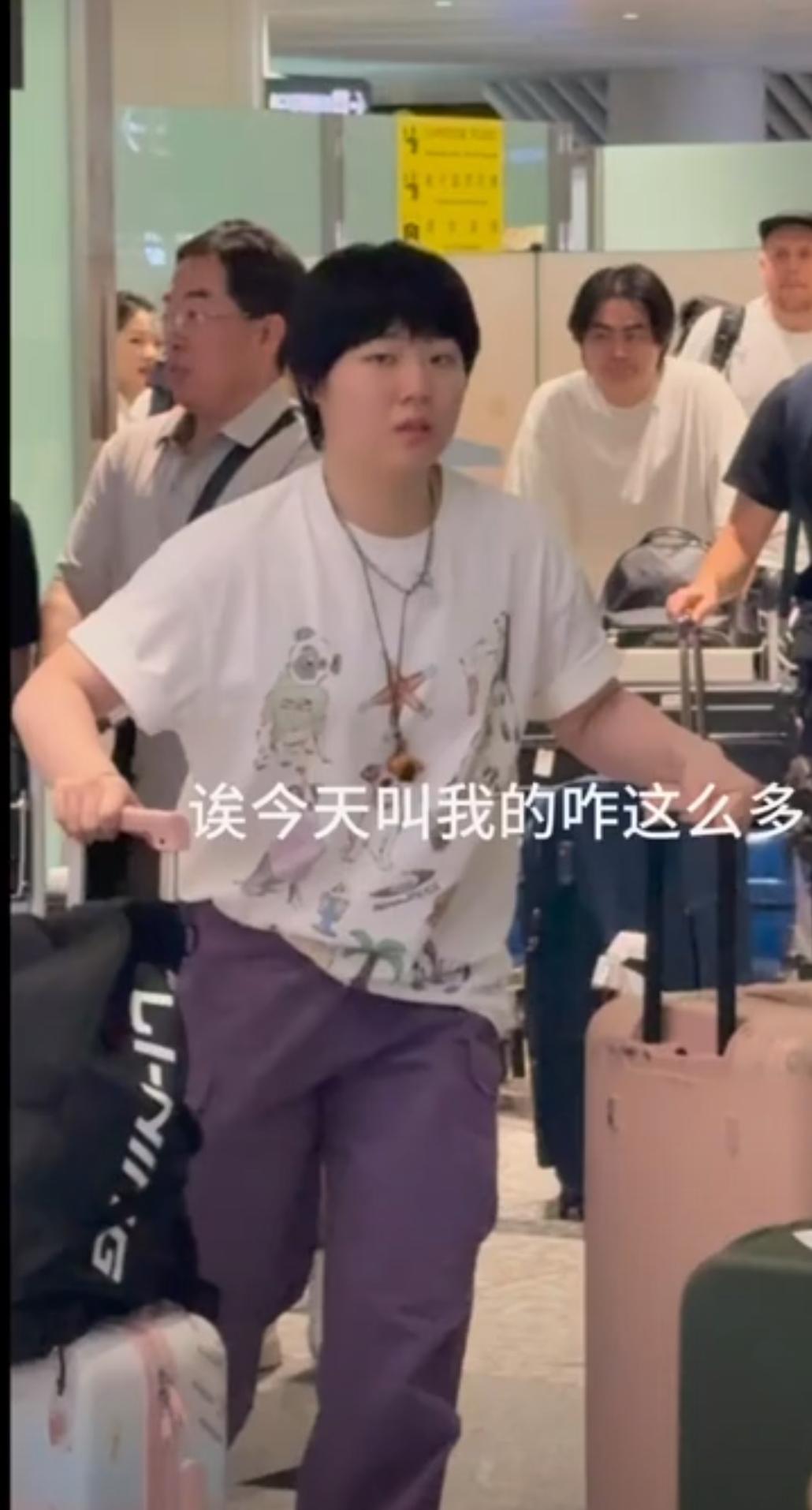 【蒯曼出现在机场，这是出发去哪里打比赛。叫她名字的人很多，夸她好看长得好】蒯曼这