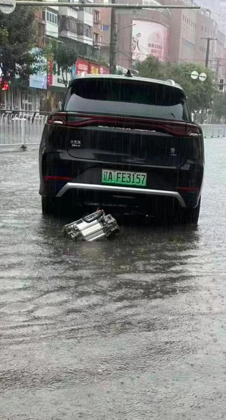 这台比亚迪唐路过水面还能掉落彩蛋的？这是电机吗？