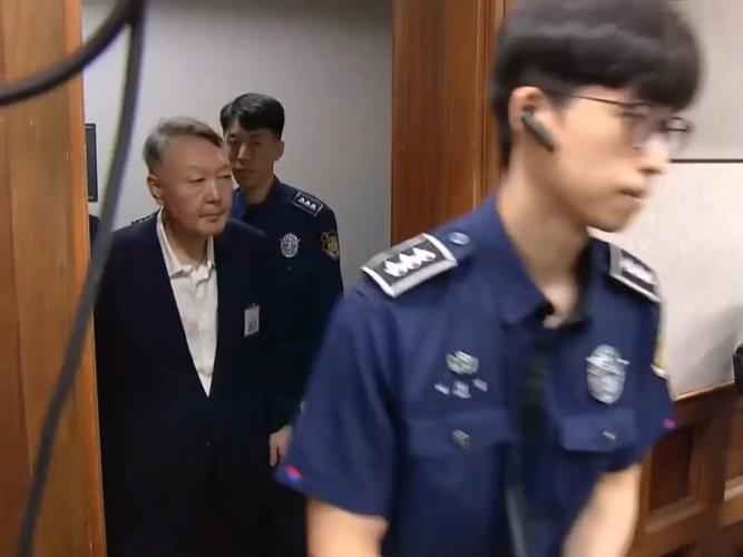 “天真”二字难辞其咎！尹锡悦出庭爆出戒严惊人证词，韩国内乱案再起变数。当