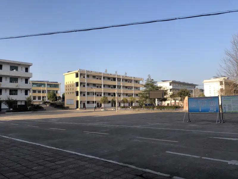 以前农村校长是“香饽饽”，现在成了“烫手山芋”，甚至倒贴钱都没人干。我表哥在
