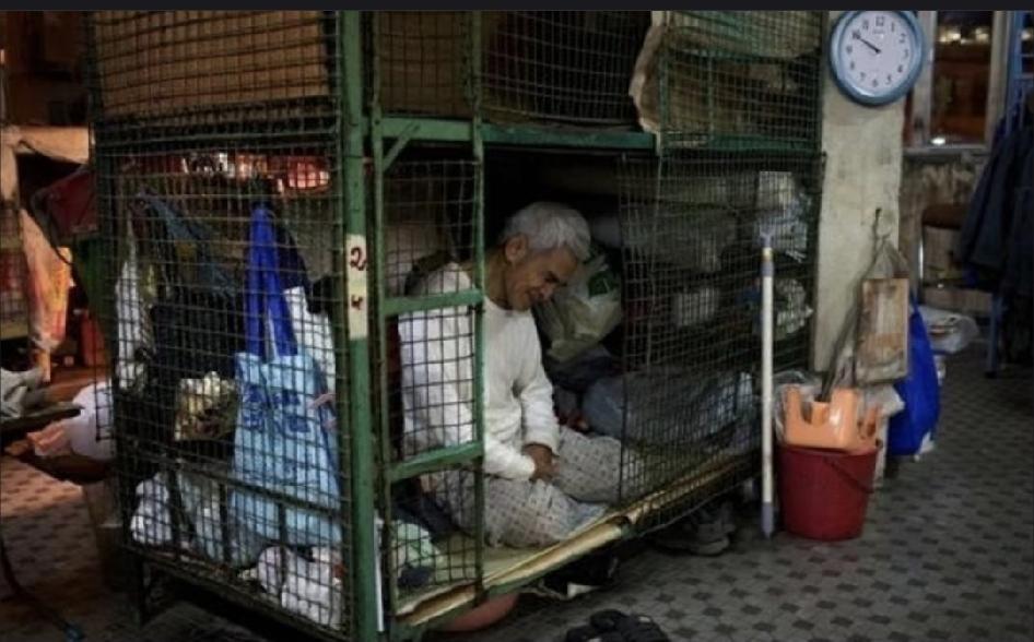 看了朱一龙的《空枪》，第一次知道香港的笼屋。就是铁丝里面，有着床位，然后放着被