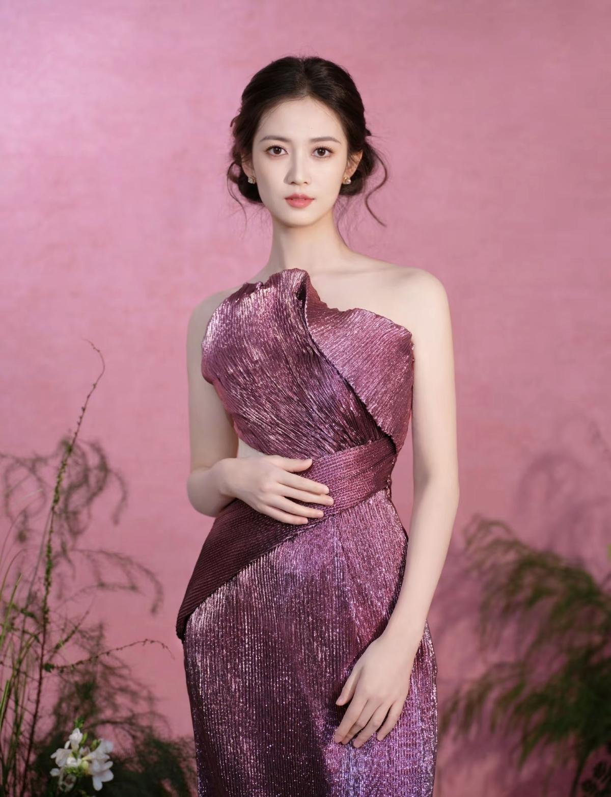 紫色抹胸裙的绝佳范本！陈钰琪凭借优越肩颈完美驾驭，浅紫调温柔又显白，简约版型不堆