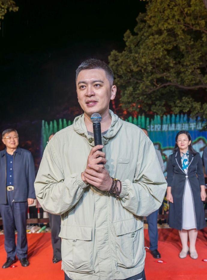 辽宁男篮今晚夜游鞍山的千山景区，在宣传千山的同时也与球迷们互动，辽宁男篮教练和球