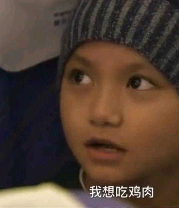 7岁女孩跟父母第1次坐飞机，父母却死活不准女孩吃饭，乘务员说饭是免费的，然而，他