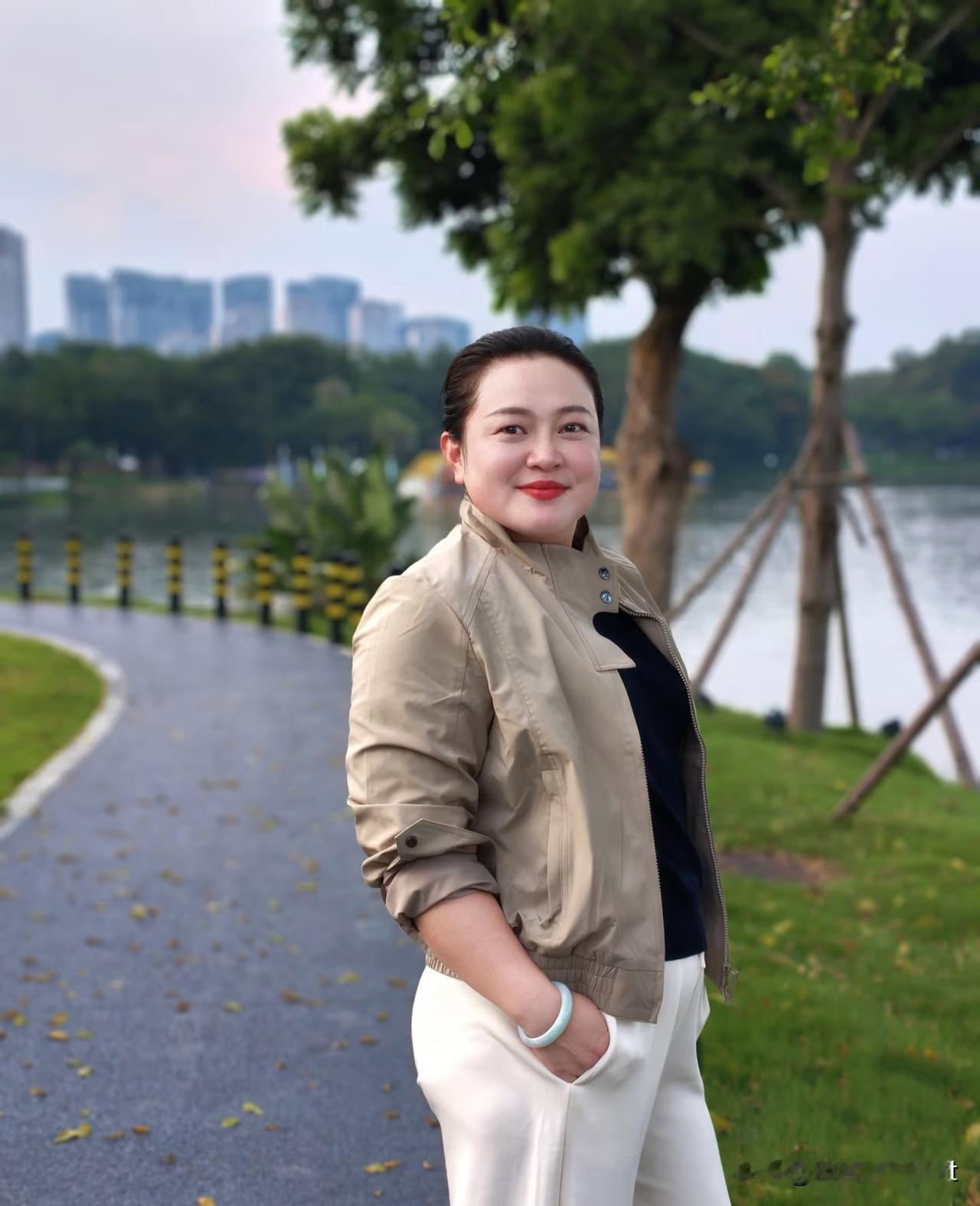 五绝·江畔江岸清风软，疏林映晚光。从容含笑意，襟袖自轩昂。【絮语】