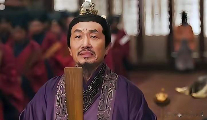 潼关古道上，白发老将哥舒翰抚胸痛哭，身后二十万大唐精兵整装待发。​​这位镇守边