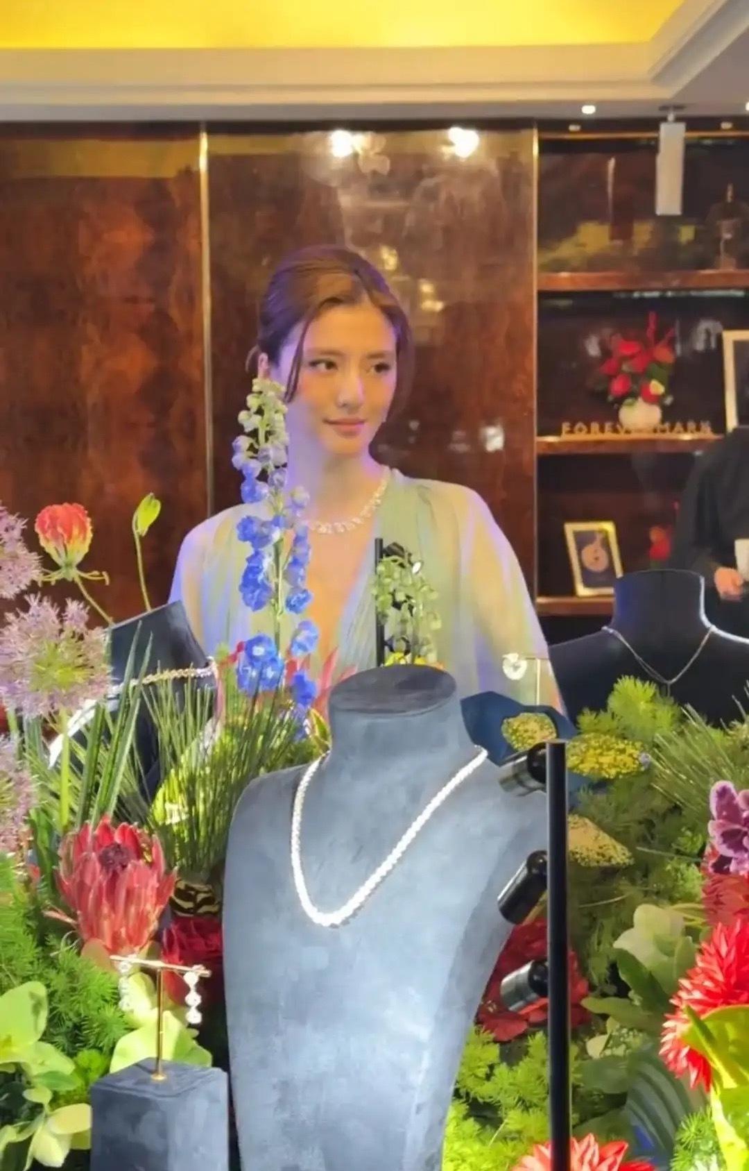 吴千语亮相沈阳万象城活动现场，一袭绿色长裙仙气飘飘，美若天仙！