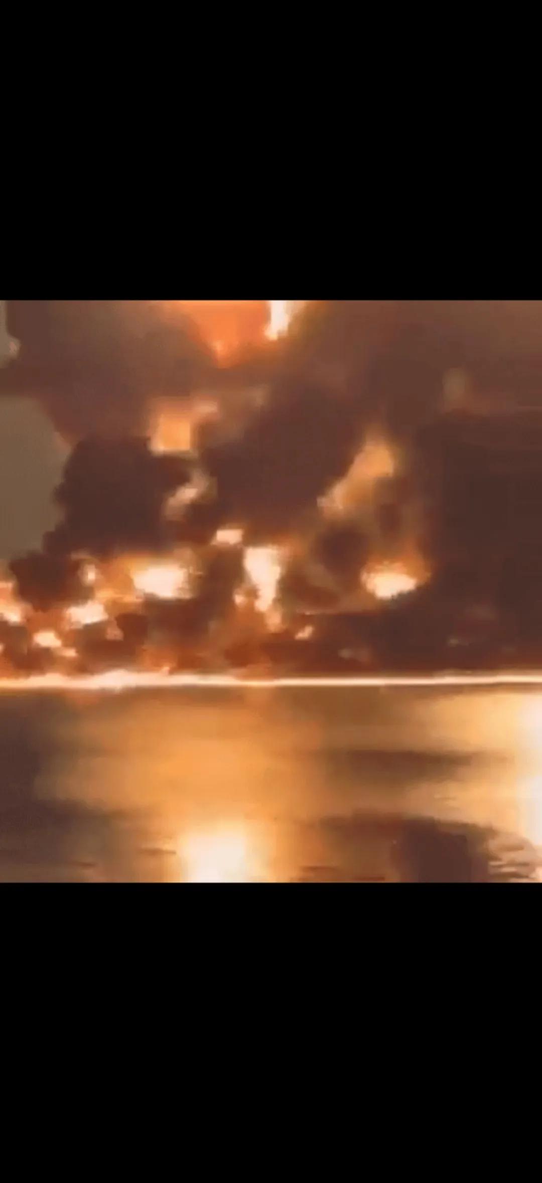 一艘悬挂美国国旗的货船在霍尔木兹海峡被打爆，烧成了火球，其最终命运就是沉没。战