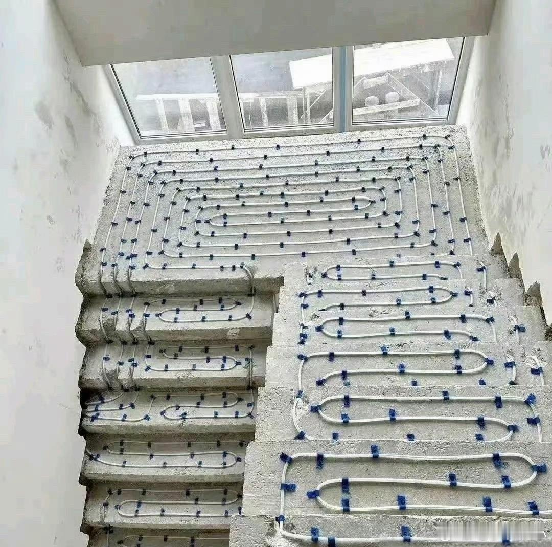 一看这地暖铺的就知道是有钱人家...