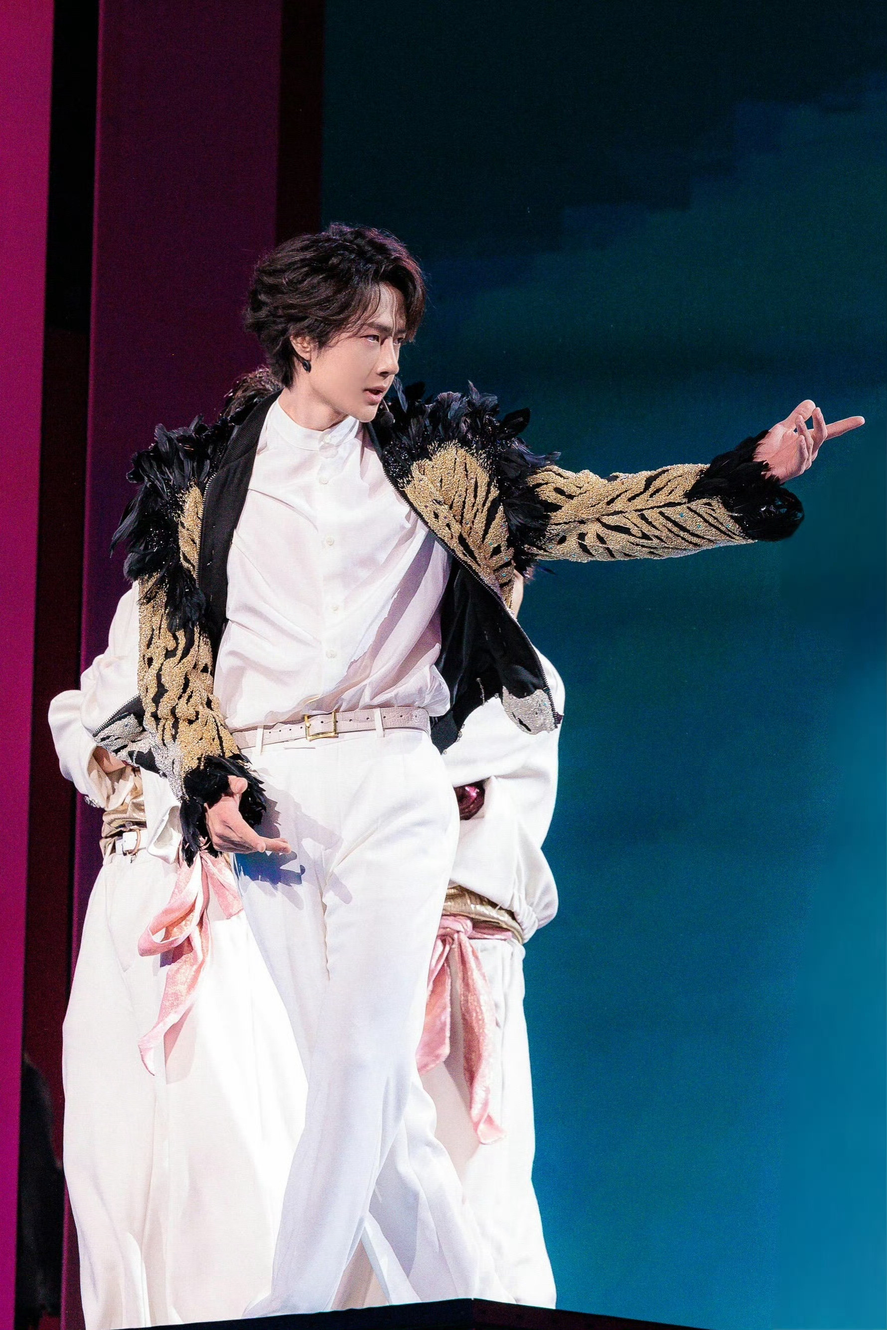 早起看帅哥帅麻了王一博脚滑极限救场