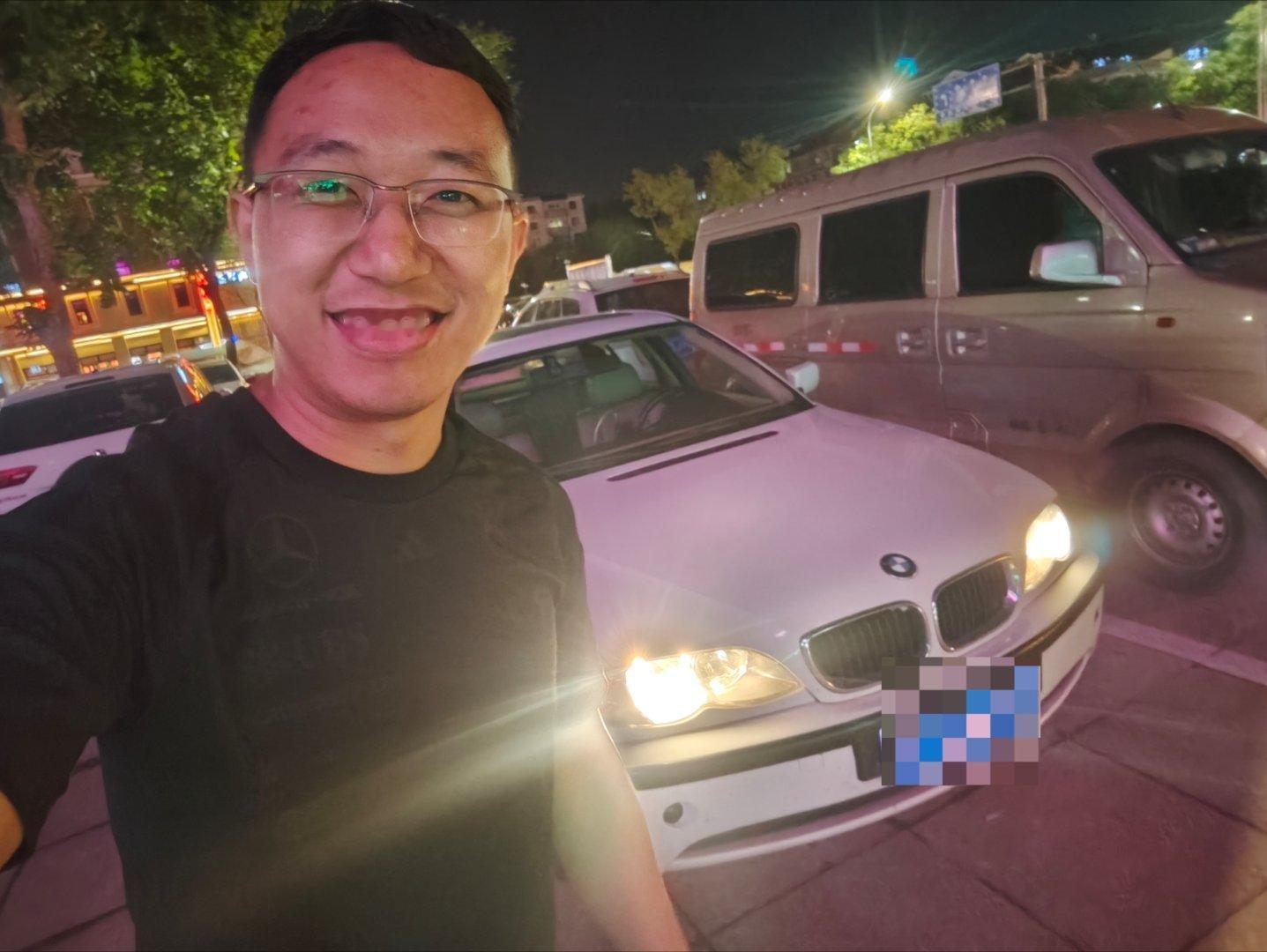 约了个老舅燃油车爱好者，试了试他的E46318i。底盘跟新车似的，没有一点松旷