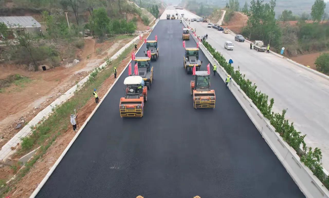 小宋家因济新高速公路建设征地，被征1.9亩地。村里把所有土地回收后，按人口“均分