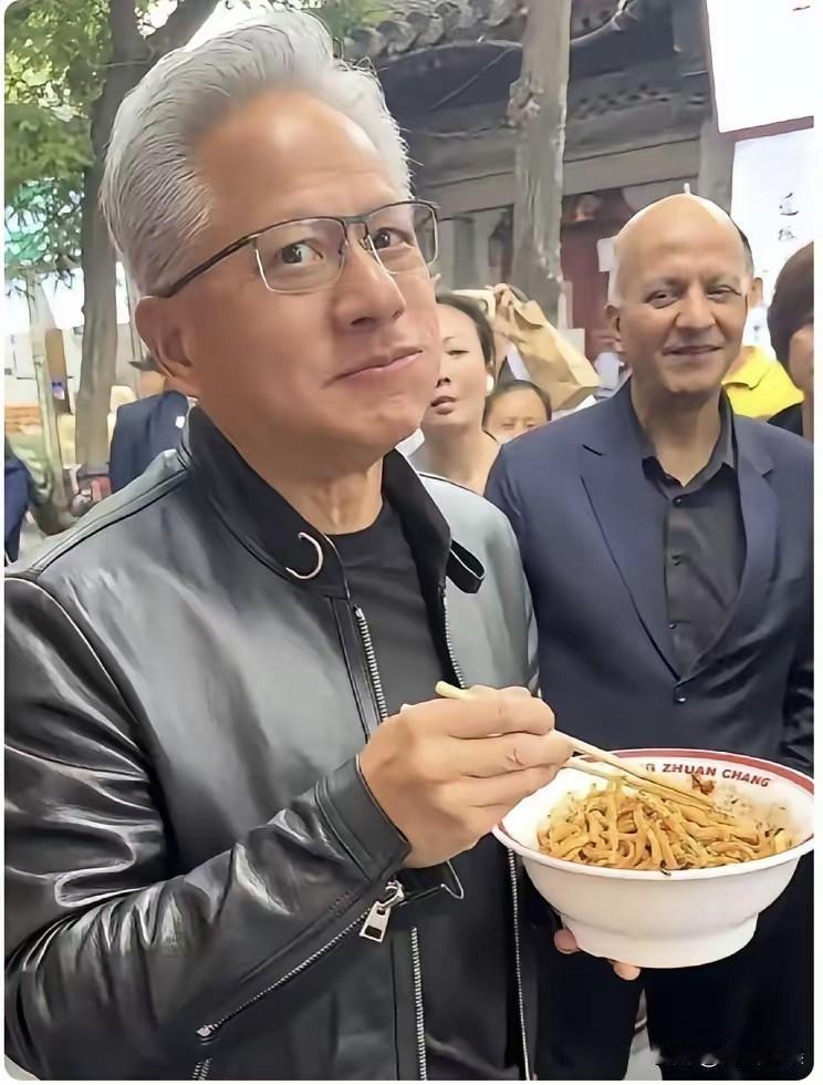 黄老板，听说人家特朗普等大人们都走了，而你却没有跟他们一起回去，自己却单独留了下