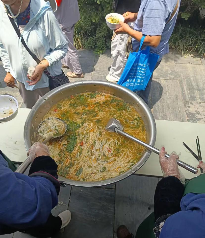 昨天去了趟洛阳白马寺，中午里面居然还有免费的斋饭吃，真的不错～