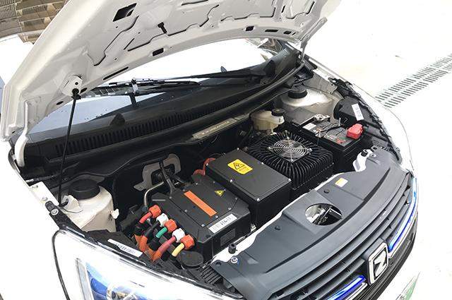 众泰云100plus采用了永磁同步电动机搭配三元锂离子电池,两款车型的