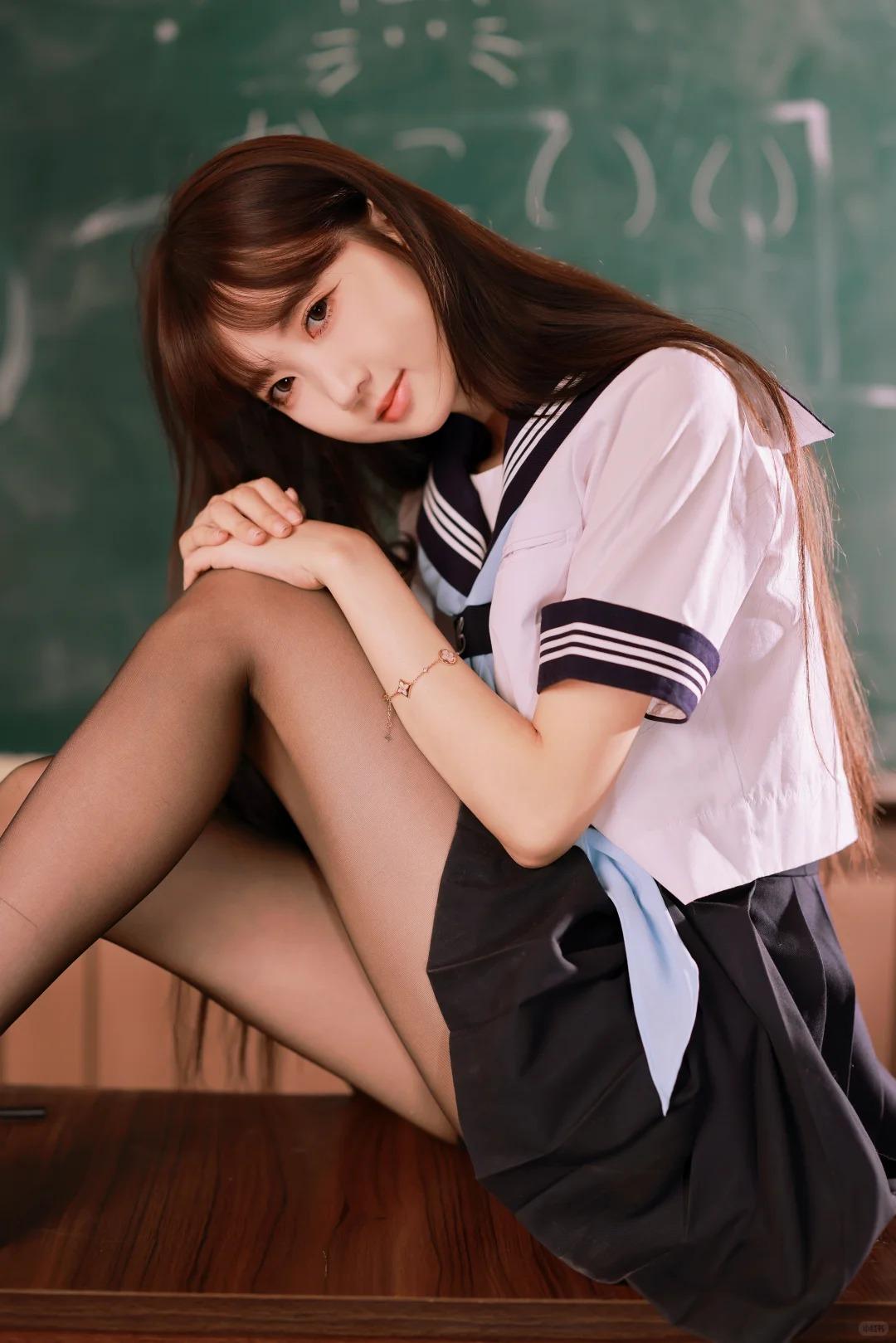 书生气十足的00后小美女，内蕴藏于肌理，外溢成独有的气场，将“澄明自持、隐锋藏锐