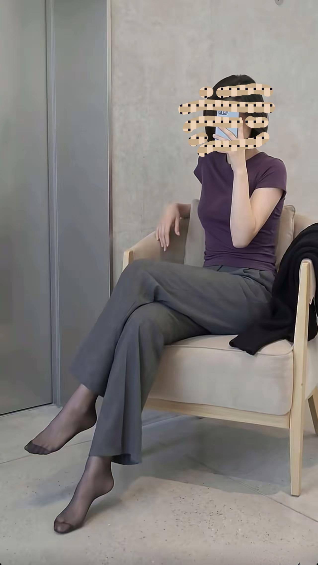现在好多女人，都喜欢拿手机拍自己，拍照时却用手机遮挡自己的脸，拍完后还喜欢发到网