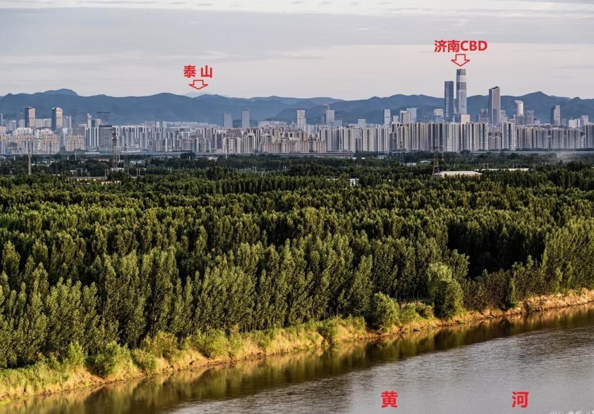 济南的地势：因为南有泰山，没法动，怎么发展呢。北边有黄河，发展不起来，但是也不是