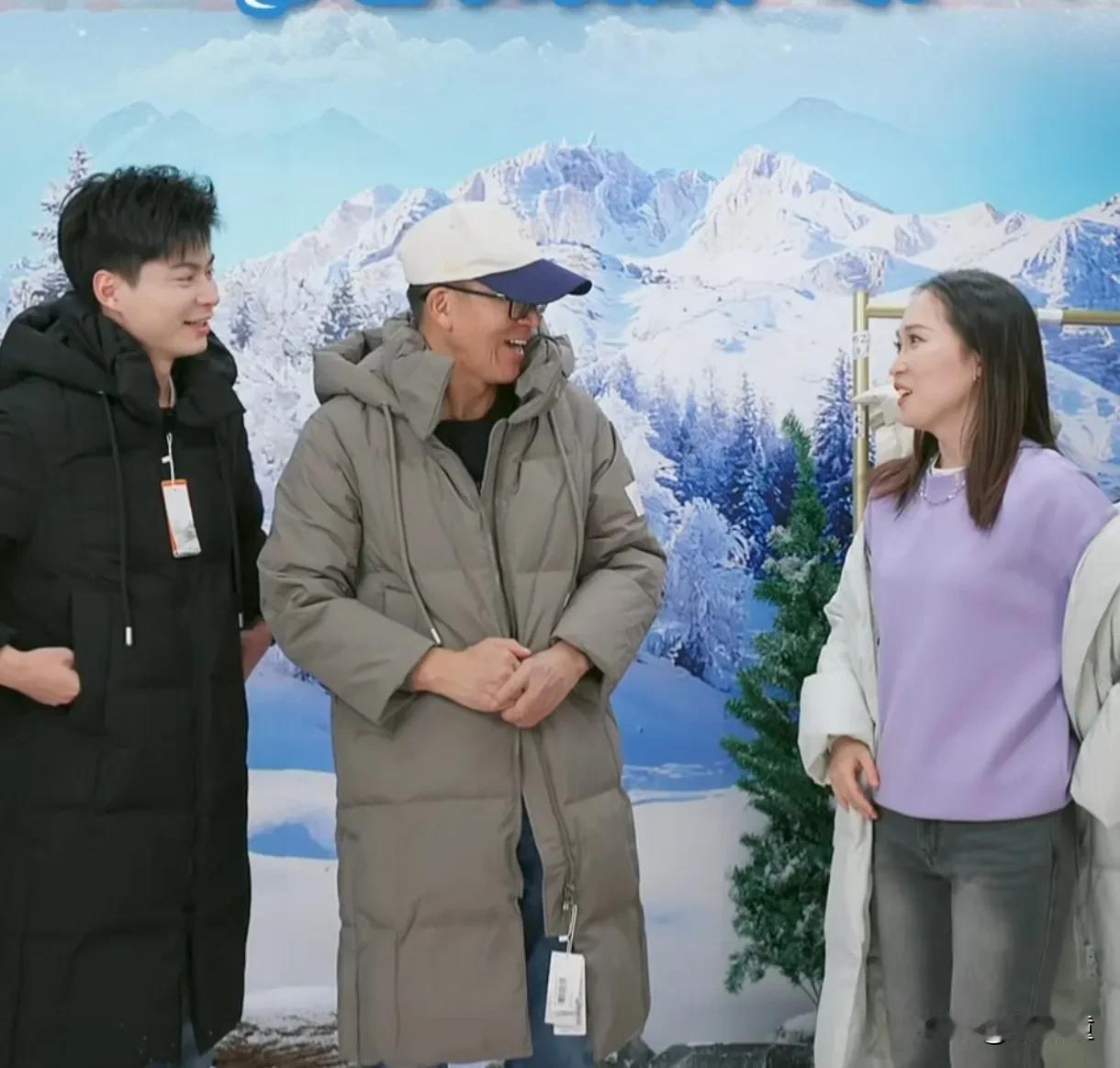 俞敏洪这流量可以啊！今晚，他现身东方甄选直播间，卖羽绒服，当时的人数在3万左右