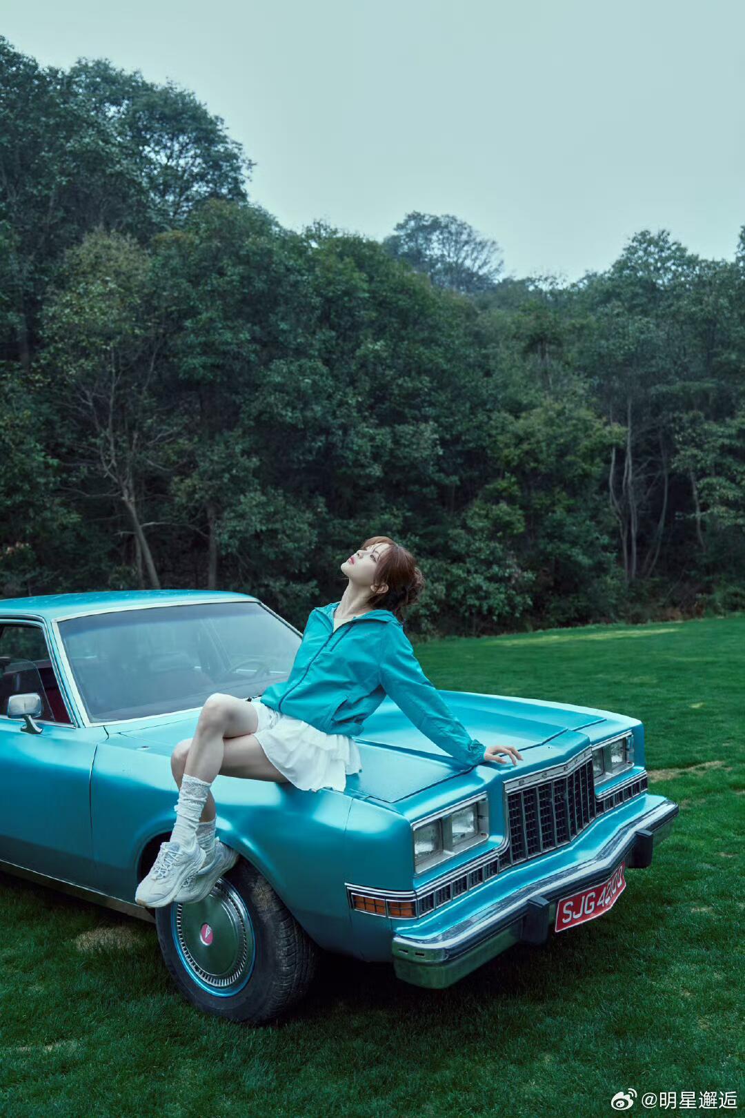 原来杨超越裙裤里面的短裤还有口袋，好像漫画里走出来的少女。