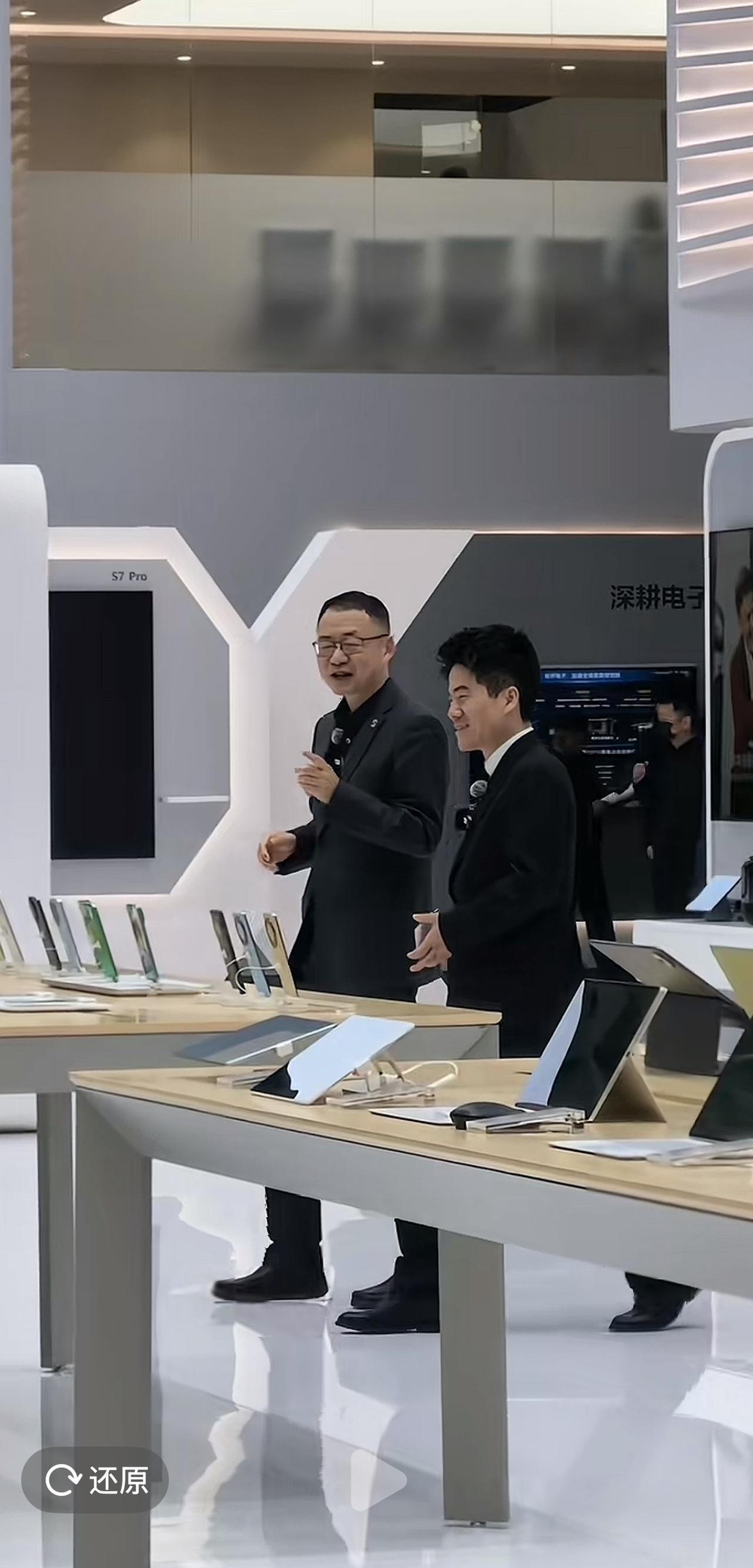 与辉同行是第二次参加AWE展览会。去年首秀就是王炸，今年继续。去年是第一年