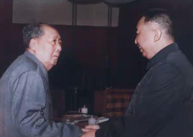 1976年，毛主席过的除夕，晚餐就是一条鱼，没吃几口便不吃了。晚年的毛主席，很孤